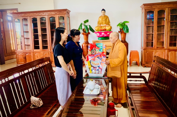 Đoàn công tác số 03 của UBND huyện Ea H’Leo thăm và tặng quà các cơ sở Phật giáo nhân dịp lễ Vu lan năm 2023